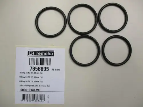 Fünf schwarze O-Ringe liegen auf einem hellen Untergrund. Eine unauffällige Produktinformation von Remeha mit Artikelnummer und Beschreibung ist neben den O-Ringen zu sehen.